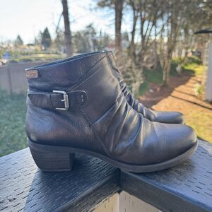 Pikolinos Women’s Ruched Black Leather Ankle Boots with Buckle Size 40